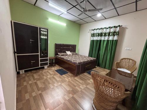 Cama o camas de una habitación en Serene Stay Baijnath