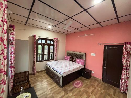 Cama o camas de una habitación en Serene Stay Baijnath