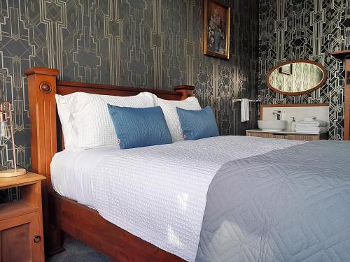 Una cama o camas en una habitación de The Bohemian at Noah's Ark