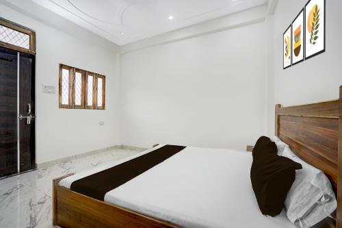 a bedroom with a bed in a room at Hotel O Vrindavan Gardan & Hotel in Prayagraj