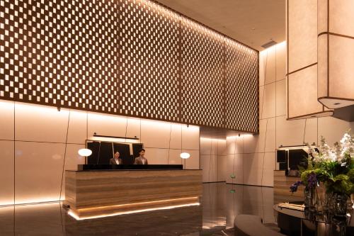 Kuchyň nebo kuchyňský kout v ubytování Chongqing Jiefangbei Pedestrian Street Intercity Hotel