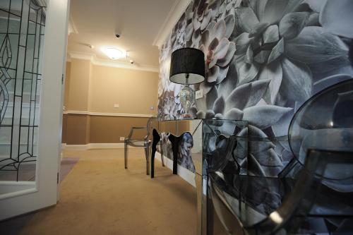 a hallway with a wall with a flower mural at Hotel Splendid 1900 in Craiova