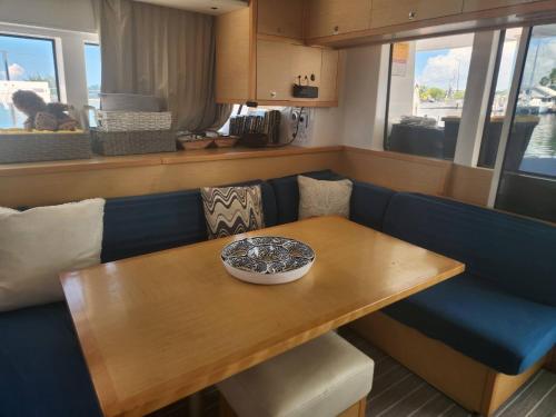 Χώρος καθιστικού στο Spacious 52' Sailboat | 6 Cabins | Dockside Escape