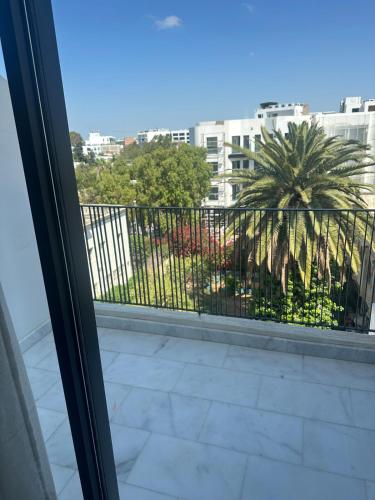 Un balcón o terraza en B-Living Oasis - Sunny 1BR, Palm Views, Balcony