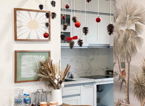 Ðông KhêにあるChic Boho 3BR Retreat Lakefront Viewの白いキャビネットとクリスマスの装飾が施されたキッチン