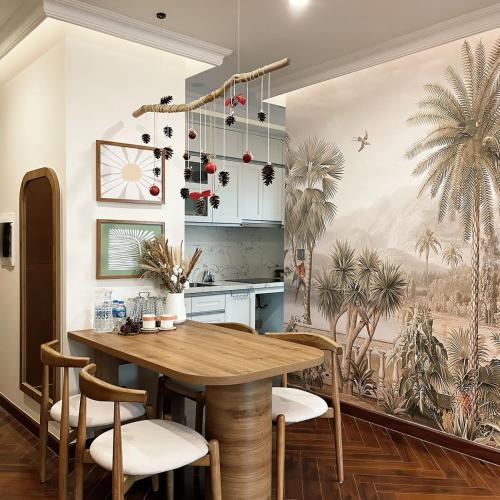 Ðông KhêにあるChic Boho 3BR Retreat Lakefront Viewの木製のテーブルと椅子のあるキッチン