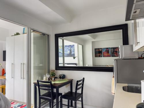 Η κουζίνα ή μικρή κουζίνα στο Unique and Quiet Studio Unit in Mandaluyong or Makati with Fast WiFi & Best City View