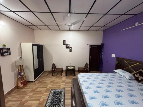 Cama o camas de una habitación en Serene Stay Baijnath