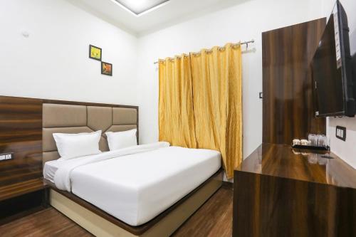 FabHotel Varanasi Suitesにあるベッド