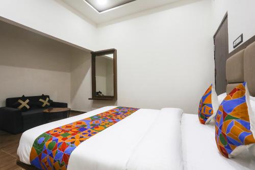FabHotel Varanasi Suitesにあるベッド