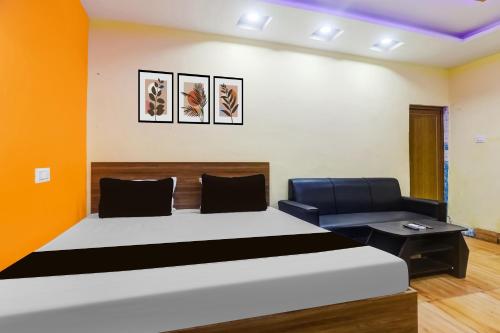 Katil atau katil-katil dalam bilik di HOTEL O OMM SAI RAM Lingaraj Tmp Rd Railway Station