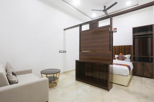 FabHotel Varanasi Suitesにあるベッド