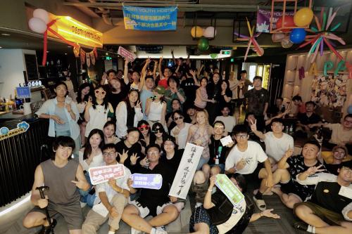 a large group of people posing for a picture at Suzhou Desti Youth Park Hostel in Suzhou