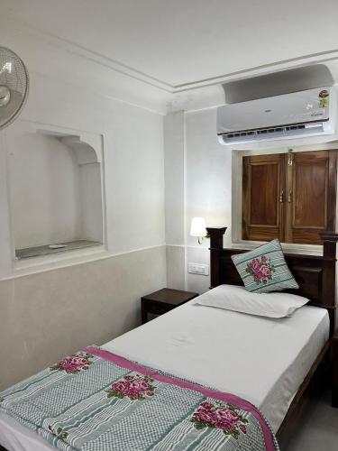 Ένα ή περισσότερα κρεβάτια σε δωμάτιο στο Khush Haveli
