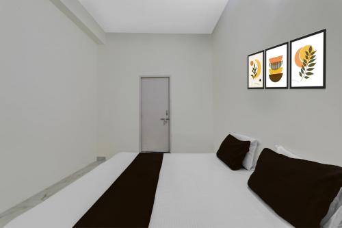 Cama o camas de una habitación en SPOT ON New Pandey Ji Gest House