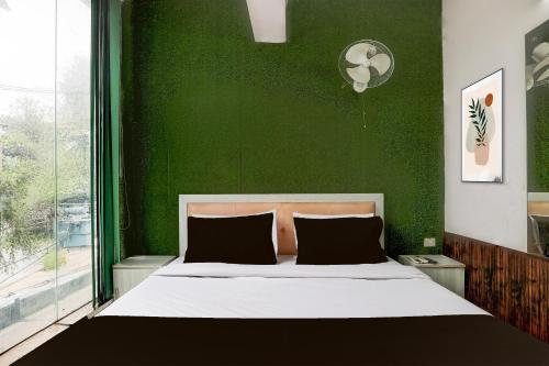 Postel nebo postele na pokoji v ubytování Hotel O Square Residency