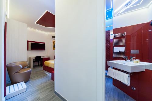 ローマにあるGuesthouse Popのホテルルーム(シンク付)とベッドルーム1室が備わります。