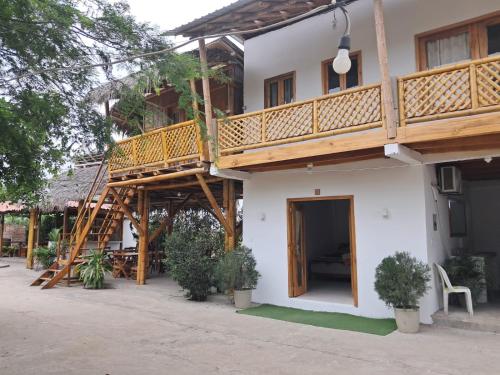 El edificio en el que está la casa de huéspedes