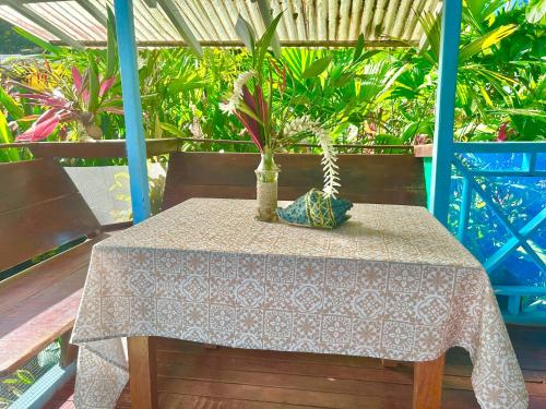 a table with a potted plant sitting on top of it at Villas Itaita Beach Cabins in Punta Uva