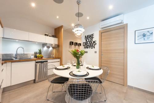 Cozy 2-Br Apartment 1 min from the Beaches