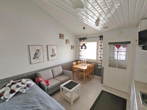a living room with a couch and a table at Leviloma - 27m2 A - Levi huoneisto loma-asunto Levistar majoitus - Levi apartment Levistar accommodation in Levi