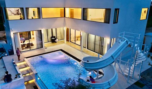 Πισίνα στο ή κοντά στο E YonG Bangsaen Pool Villa พูลวิลล่าบางแสน