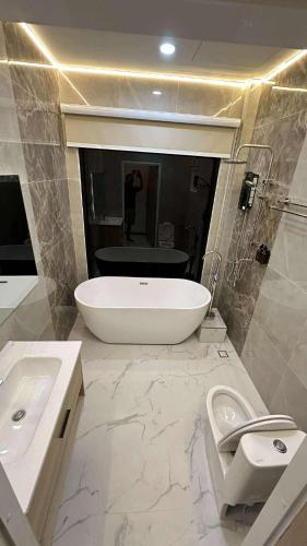 Ένα μπάνιο στο E YonG Bangsaen Pool Villa พูลวิลล่าบางแสน