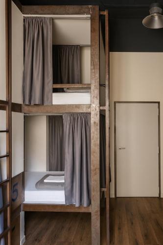 Katil atau katil-katil dalam bilik di Black Swan Hostel Sevilla