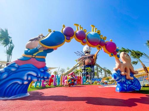 a ride at a theme park with a bunch of balloons at Ocean Spring Metropark Hotel Zhuhai in Zhuhai