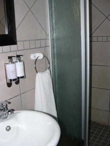 Bilik mandi di See More Guest House