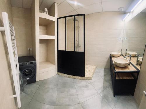 a bathroom with a shower and a washing machine at Appartement de standing en centre ville in Orange