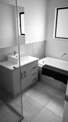 Bilik mandi di Stylish Urban Escape 4 minutes walk to the mall
