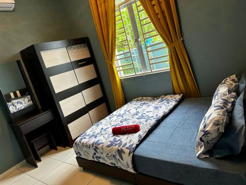 Ένα ή περισσότερα κρεβάτια σε δωμάτιο στο Nabella Homestay Perlis