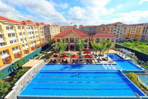 セブシティにあるSan Remo Oasis at City di Mare, 2-bedroom Condo - Texmex Rm#2316のリゾートのプールのオーバーヘッドビュー
