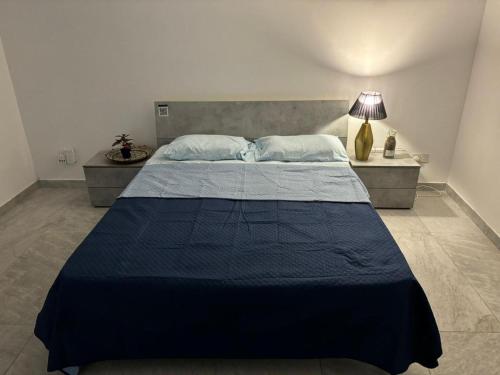 Ένα ή περισσότερα κρεβάτια σε δωμάτιο στο Chic 2-BR Loft w and Yard