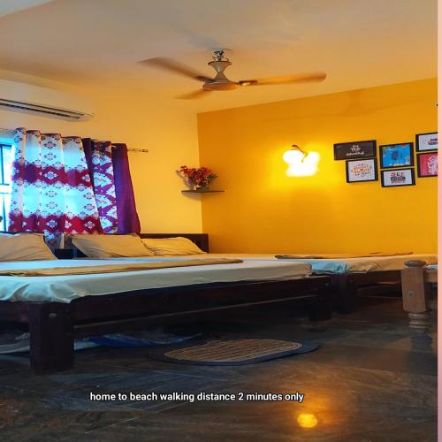 Una cama o camas en una habitación de Arundekar Home Stay In 2 Minutes Walk Beach AC Room