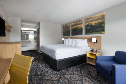 Кровать или кровати в номере Days Inn by Wyndham Augusta Wheeler Road