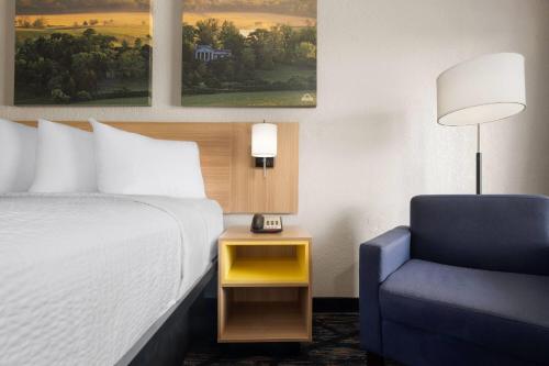 Кровать или кровати в номере Days Inn by Wyndham Augusta Wheeler Road