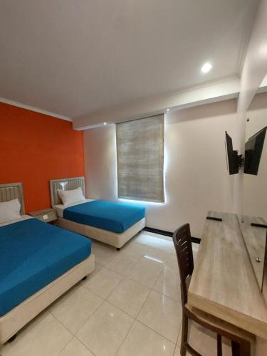 Una cama o camas en una habitación de Hotel Tulip Madiun