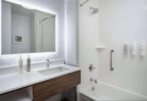 Ένα μπάνιο στο Hampton Inn & Suites Memphis East Germantown Area