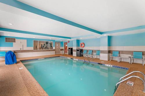 a large swimming pool in a hotel room at Keene Elm City Hotel, an Ascend Collection Hotel in Keene