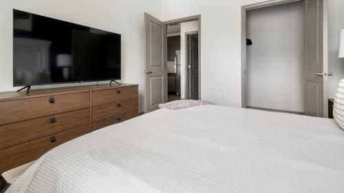 Televisyen dan/atau pusat hiburan di Landing Apartments - Northlake