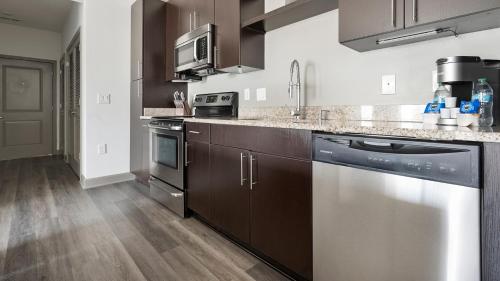 Dapur atau dapur kecil di Landing Apartments - Northlake