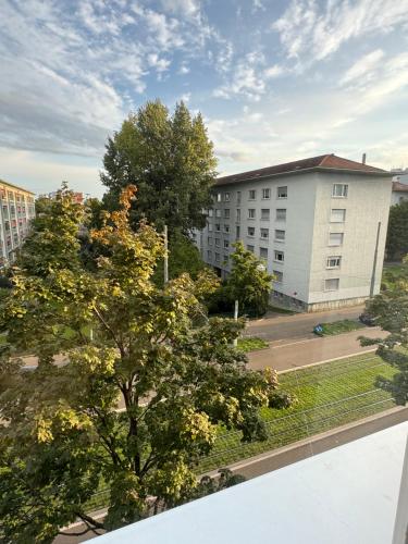 una vista desde el balcón de un edificio en BaselStadt, en Basilea
