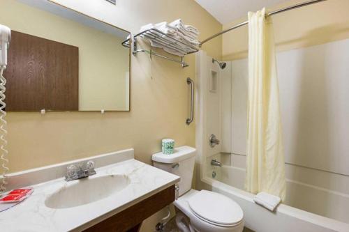 Un baño con lavabo, inodoro y ducha. en Americas Best Value Inn Beatrice, en Beatrice