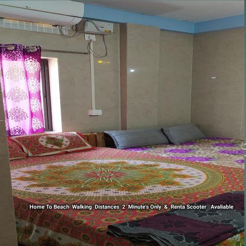 Una cama o camas en una habitación de Arundekar Home Stay In 2 Minutes Walk Beach AC Room