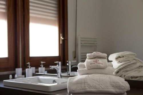 Ένα μπάνιο στο Marbela Apartments & Suites