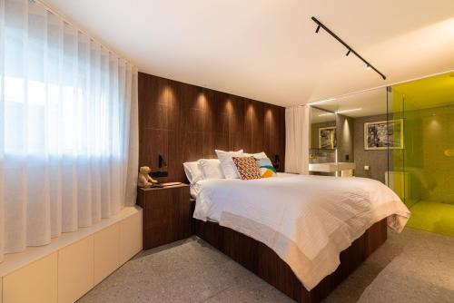 a bedroom with a large bed and a shower at Suite Deluxe Samil in Vilamar