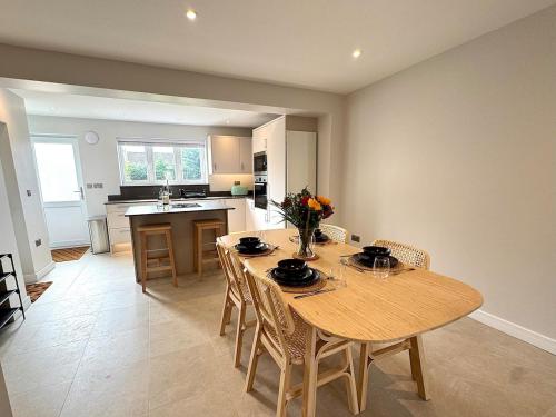 Η κουζίνα ή μικρή κουζίνα στο Modern 2 Bed Home in Coventry with EV charger