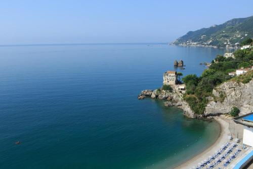 - une vue aérienne sur la plage et l'océan dans l'établissement Lloyd's Baia Hotel, à Vietri